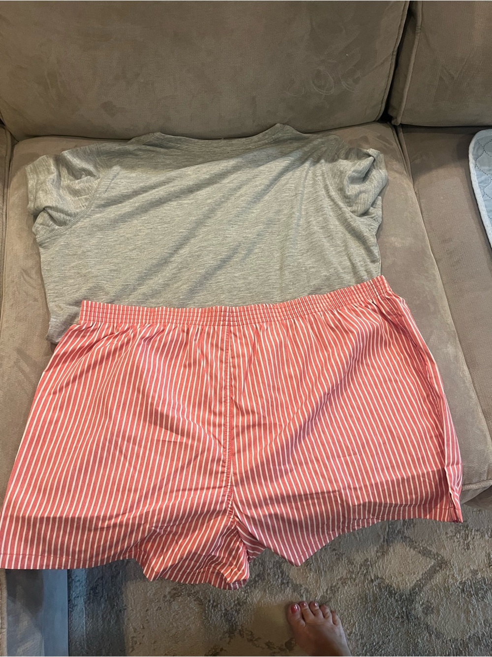 Women’s Gray & Red Chiefs Pajama Set - Picture 3 of 3